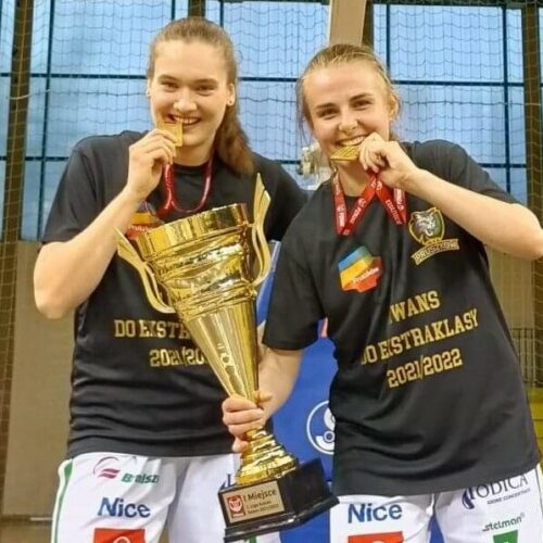 Julia Zbudniewek i Karolina Zaborska awansowały do koszykarskiej ekstraklasy