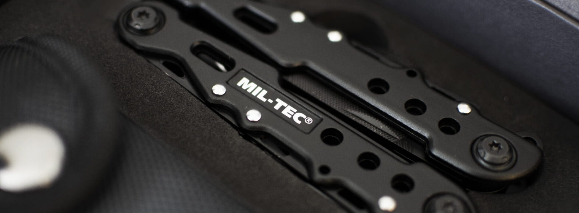 Multitool w awaryjnej walizce – co powinno się w nim znaleźć?