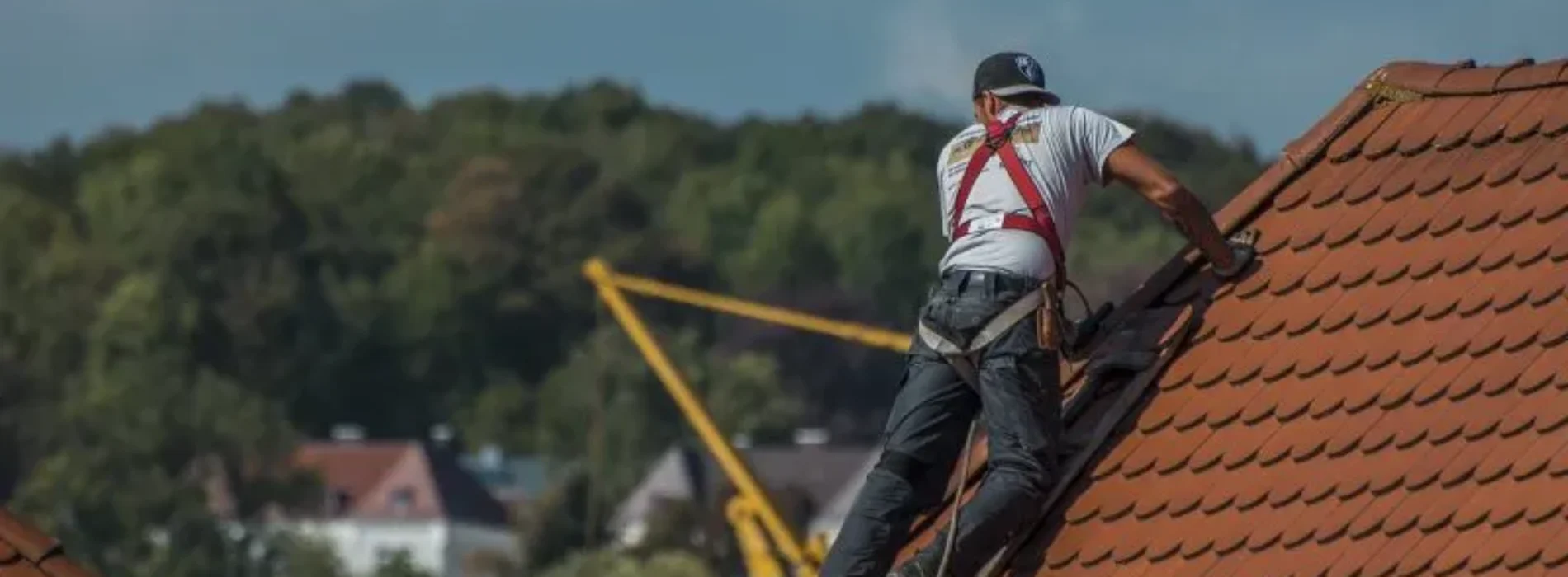 Jakie narzędzia i techniki wykorzystuje się przy odkrywce dachu?