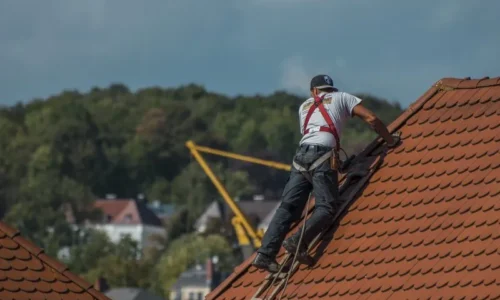 Jakie narzędzia i techniki wykorzystuje się przy odkrywce dachu?